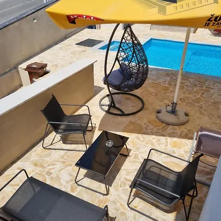 Paradiso Arx Apartman *