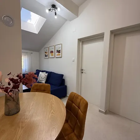 Apartman Paradiso Arx *